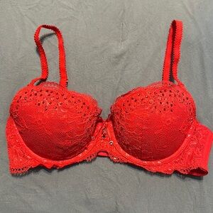 32 C, Red lace, V.S balconette bra.